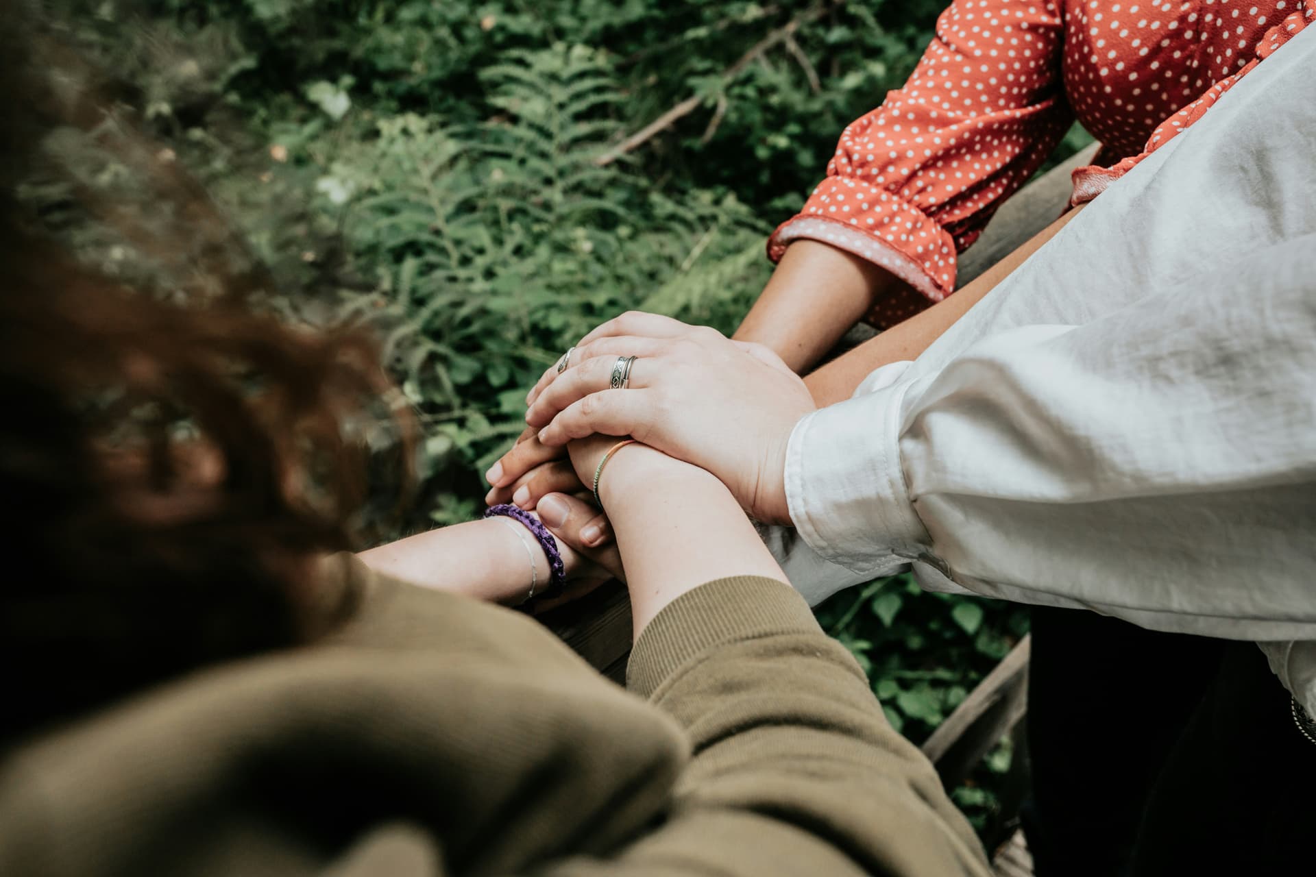 Persone che si tengono per mano in segno di solidarietà